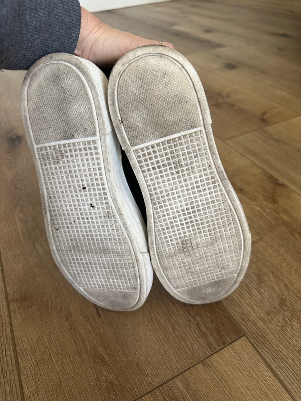 Le Tigre Women's Black & White Low-Top Sneakers - Picture 7 of 7